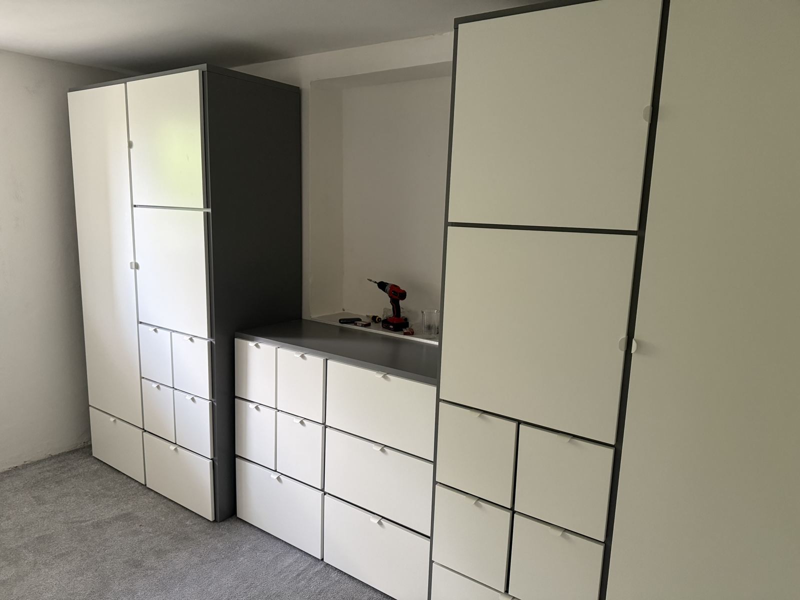 Montáž vestavěných skříní